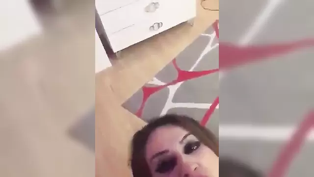 גבר מכה את העובדת האזרבייג'נית על הלחי